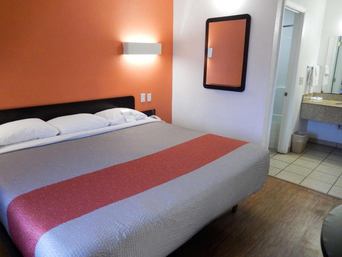 Motel 6-Clute, Tx Buitenkant foto