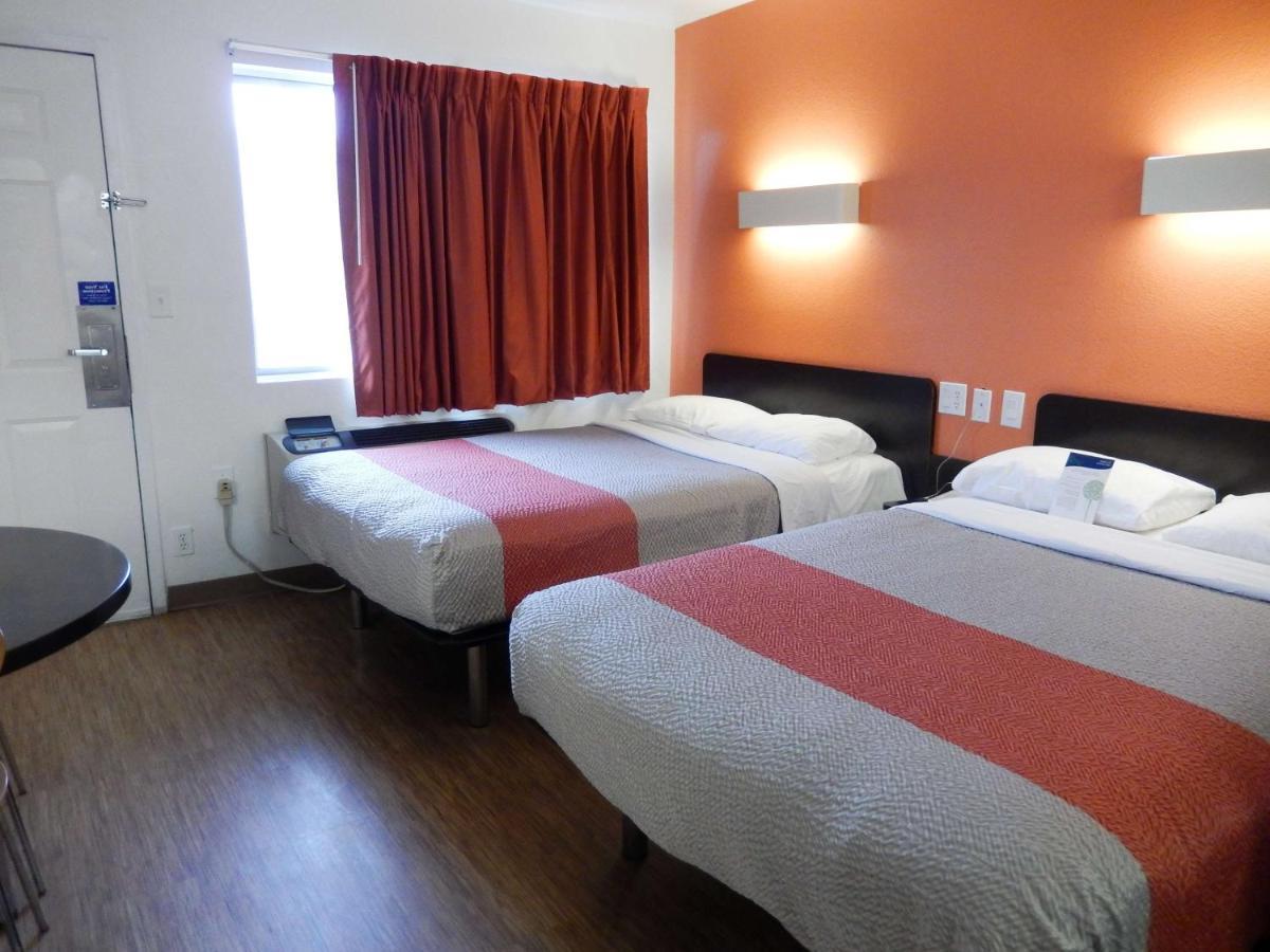 Motel 6-Clute, Tx Buitenkant foto