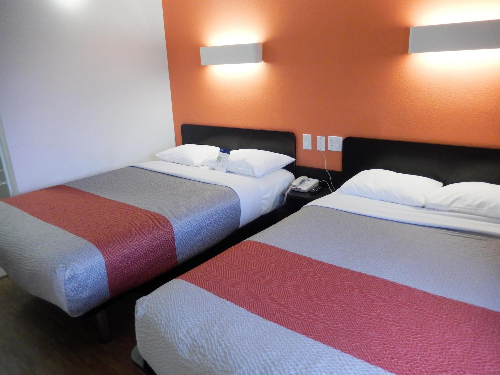 Motel 6-Clute, Tx Buitenkant foto